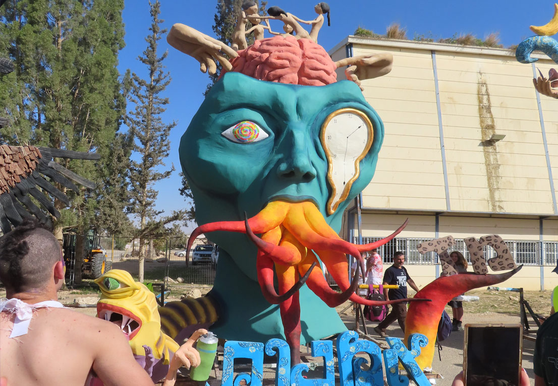 בדיקת קונסטרוקציה לבובות ענק